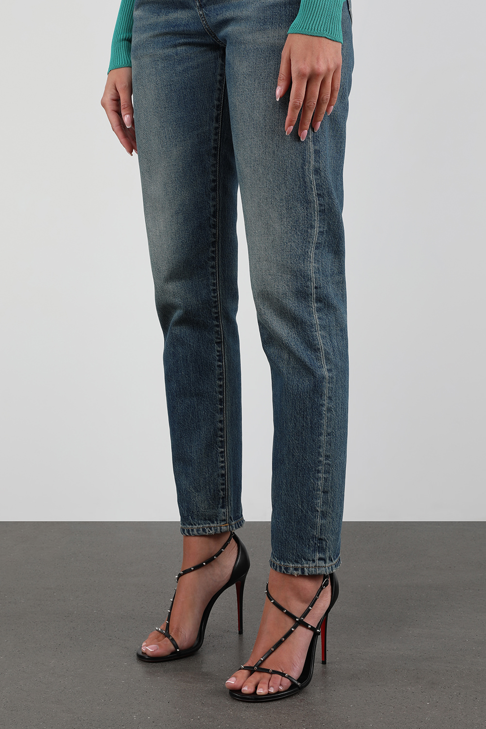 סנדלי עקב שחורים עם ניטים כסופים